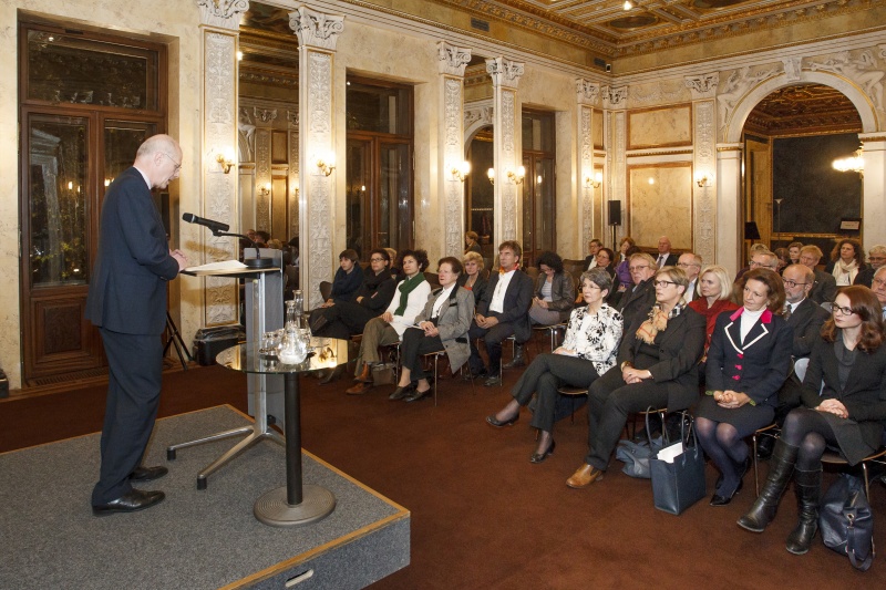 Blick in Richtung VeranstaltungsteilnehmerInnen mit  Botschafter Helmut Tichy am Rednerpult