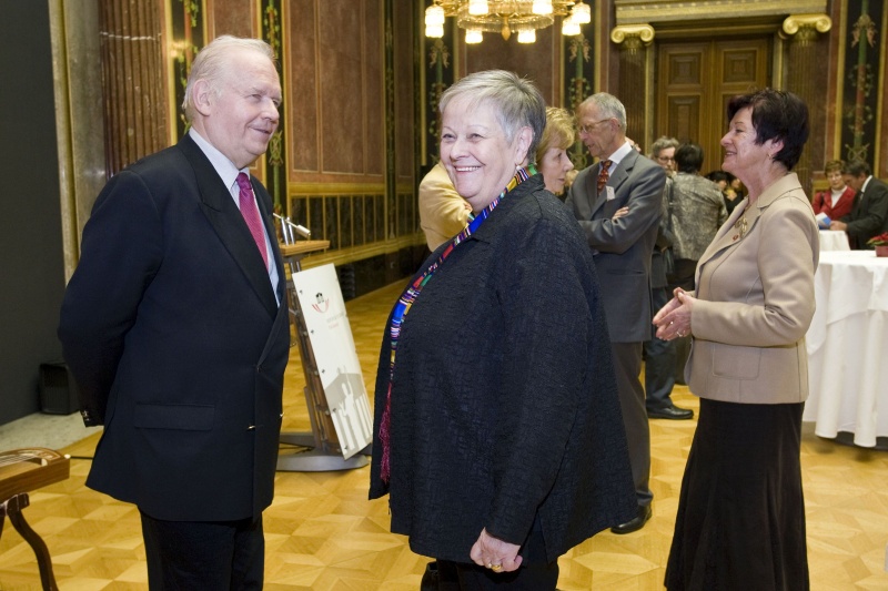 v.li. Prof. Gerd Kaminski im Gespräch mit Anna Elisabeth Haselbach. Rechts im Bild die Vizepräsidentin des Bundesrates Susanne Kurz