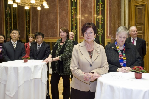 Blick in Richtung VeranstaltungsteilnehmerInnen mit der Vizepräsidentin des Bundesrates Susanne Kurz (2v.re.) und Anna Elisabeth Haselbach (re)
