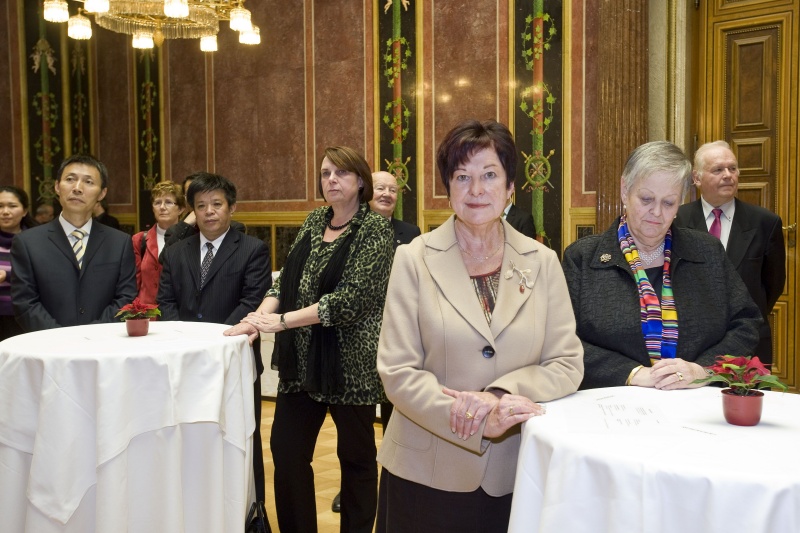 Blick in Richtung VeranstaltungsteilnehmerInnen mit der Vizepräsidentin des Bundesrates Susanne Kurz (2v.re.) und Anna Elisabeth Haselbach (re)