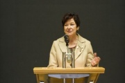 Die Vizepräsidentin des Bundesrates Susanne Kurz bei ihrer Begrüßung am Rednerpult