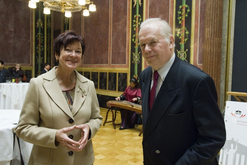 v.li. Die Vizepräsidentin des Bundesrates Susanne Kurz im Gespräch mit Prof. Gerd Kaminski