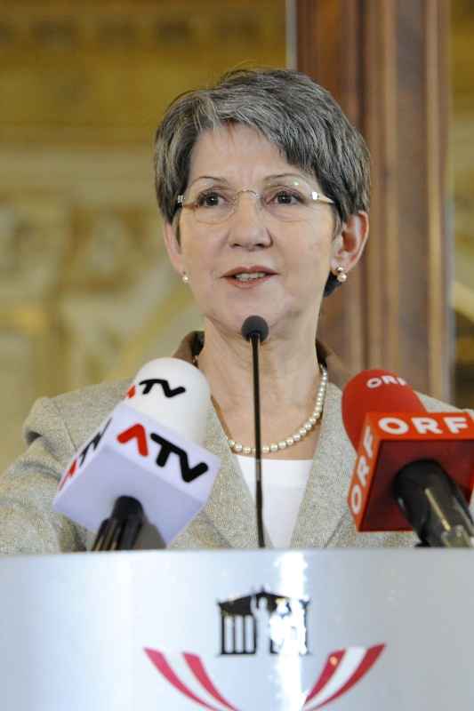 Nationalratspräsidentin Barbara Prammer bei ihrem Bericht  'Monitoring der Sanierung des Parlamentsgebäudes – ein Zwischenbericht' am Rednerpult