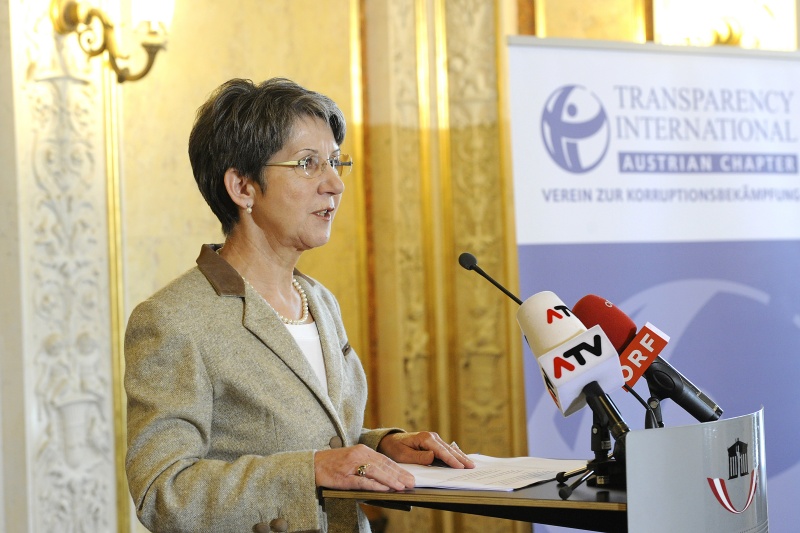 Nationalratspräsidentin Barbara Prammer bei ihrem Bericht  'Monitoring der Sanierung des Parlamentsgebäudes – ein Zwischenbericht' am Rednerpult