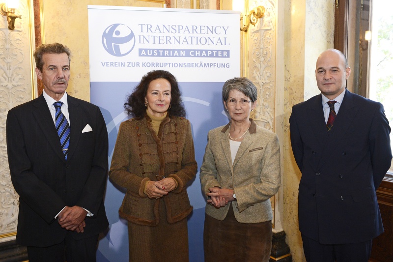 v.li. Beiratspräsident Transparency International - Austrian Chapter Dr. Franz Fiedler, Vorstandsvorsitzende von Transparency International - Austrian Chapter Prof. Eva Geiblinger, Nationalratspräsidentin Barbara Prammer und Vertreter der Kanzlei Brauneis Klauser Prändl Rechtsanwälte GmbH Dr. Orlin Radinsky