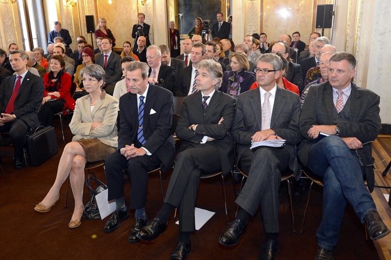 v.li. Nationalratspräsidentin Barbara Prammer, Transparency International - Austrian Chapter Dr. Franz Fiedler, Parlamentsdirektor Harald Dossi, Parlamentsvizedirektor Alexis Wintoniak und der Dienstleiter für Öffentlichkeitsarbeit in der Parlamentsdirektion Rudolf Gollia