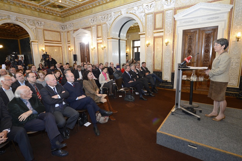 Blick in Richtung VeranstaltungsteilnehmerInnen. Nationalratspräsidentin Barbara Prammer bei ihrem Bericht  'Monitoring der Sanierung des Parlamentsgebäudes – ein Zwischenbericht' am Rednerpult