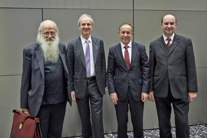 Podium v. links: Rudolf Bretschneider, Institutsleiter Institut für Waldbau Hubert Hasenauer, Bundesratspräsident Georg Keuschnigg und der Vorsitzende des Oesterreichischen Biomasse - Verbandes Horst Jauschnegg