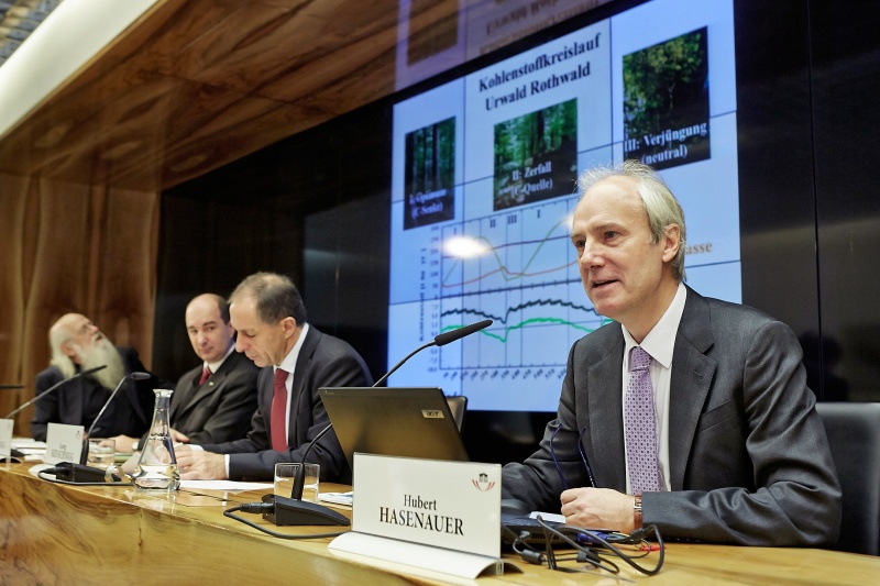 Podium v. links: Rudolf Bretschneider, der Vorsitzende des Österreichischen Biomasse - Verbandes Horst Jauschnegg, Bundesratspräsident Georg Keuschnigg und Institutsleiter Institut für Waldbau Hubert Hasenauer