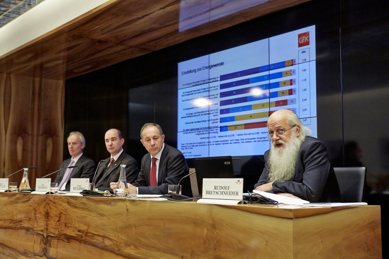 Podium v. links: Institutsleiter Institut für Waldbau Hubert Hasenauer, der Vorsitzende des Österreichischen Biomasse - Verbandes Horst Jauschnegg, Bundesratspräsident Georg Keuschnigg und  Rudolf Bretschneider