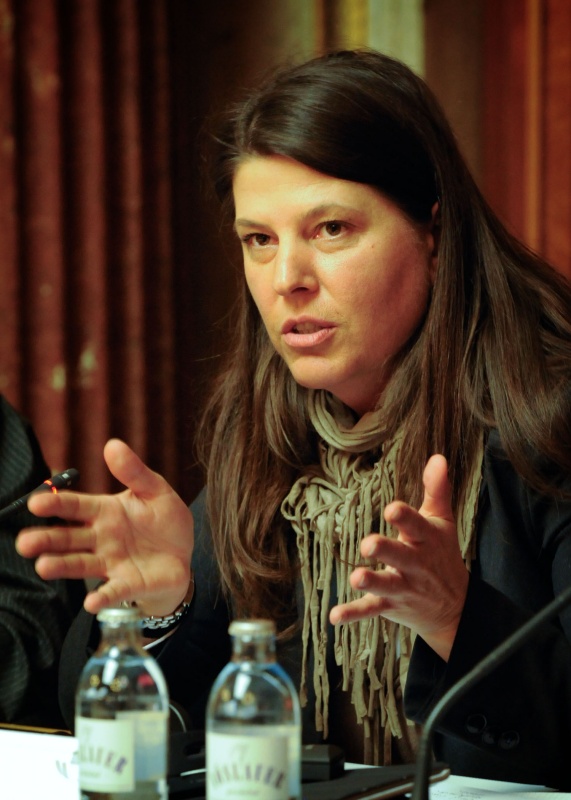 v.li.:  Nationalratsabgeordente Martina Schenk (B) am Wort