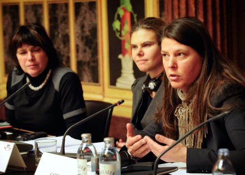 v.li.: die Nationalratsabgeordnete Gisela Wurm (S), Kristin Van der Leest (ODIHR) und Nationalratsabgeordente Martina Schenk (B) am Wort