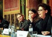 v.li.: Kristin Van der Leest (ODIHR), die Nationalratsabgeordenten Martina Schenk (B) und Christine Marek (V) am Wort