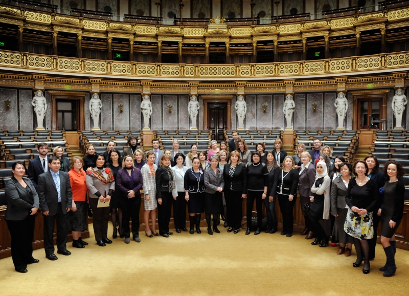 Gruppenfoto mit denWorkshopsteilnehmerInnen und Nationalratspräsidentin Barbara Prammer (Erste Reihe 10.v.li.)