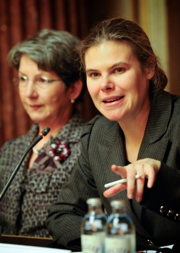 v.li. Nationalratspräsidentin Barbara Prammer und Kristin Van der Leest  am Wort