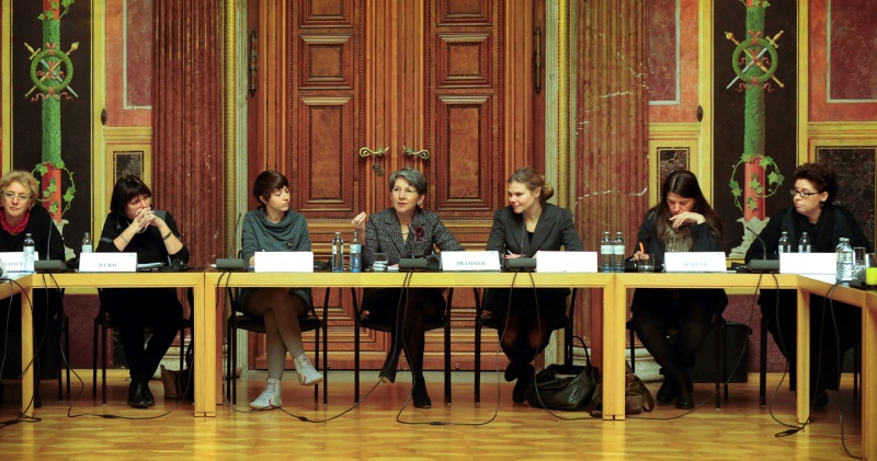 v.li.: Die Nationalratsabgeordneten Heidrun Silhavy (S), Gisela Wurm (S), Referentin der Nationalratspräsidentin  Katrin Hellwagner, Nationalratspräsidentin Barbara Prammer, Kristin Van der Leest (ODIHR), die Nationalratsabgeordenten Martina Schenk (B) und Christine Marek (V)