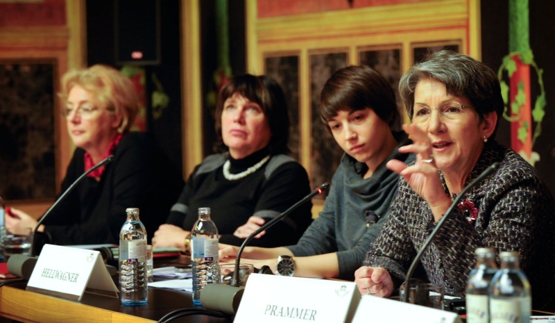v.li.: Die Nationalratsabgeordneten Heidrun Silhavy (S), Gisela Wurm (S), Referentin der Nationalratspräsidentin  Katrin Hellwagner und Nationalratspräsidentin Barbara Prammer am Wort