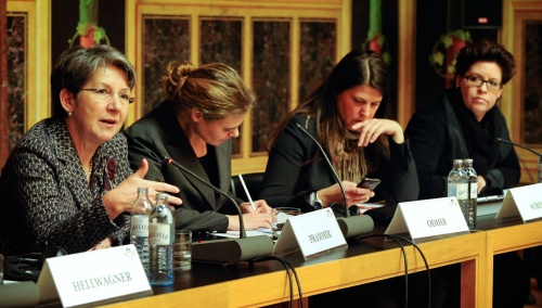 v.li.: Nationalratspräsidentin Barbara Prammer am Wort, Kristin Van der Leest (ODIHR), Nationalratsabgeordenten Martina Schenk (B) und Christine Marek (V)