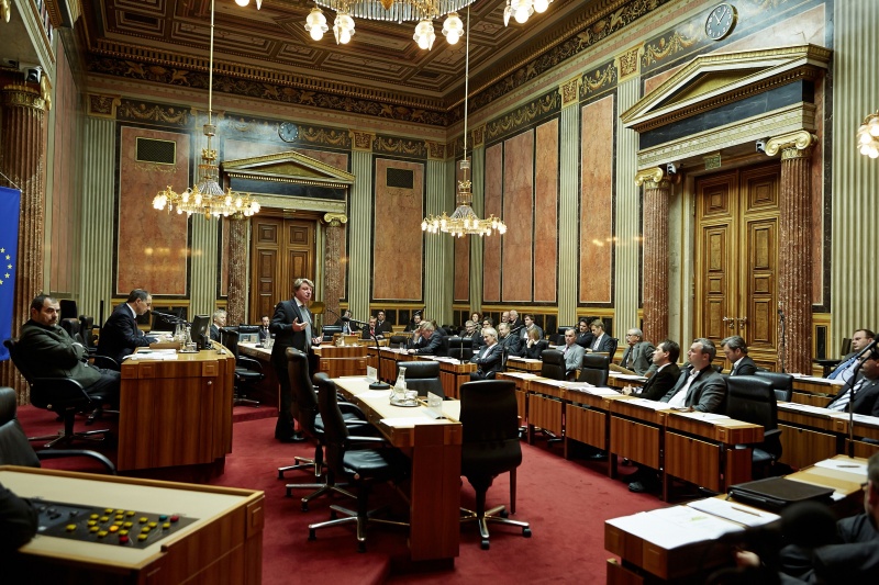 Bild in Richtung VeranstaltungsteilnehmerInnen mit dem Attaché der Österreichischen Botschaft Agram Christian Brawenz am Rednerpult