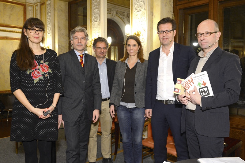 v.li. Moderatorin Zita Bereuter, Parlamentsdirektor Harald Dossi, Wirtschaftsforscher und Buchautor Markus Marterbauer, Referentin für Presse und Öffentlichkeit Universität Flensdorf und Buchautorin Kathrin Fischer, Professor für politische Soziologie und die vergleichende Analyse von Gegenwartsgesellschaften an der Universität Bremen und Buchautor Steffen Mau und Moderator Peter Zimmermann