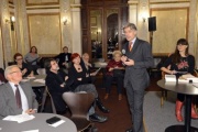 Parlamentsdirektor Harald Dossi begrüßt die VeranstaltungsteilnehmerInnen