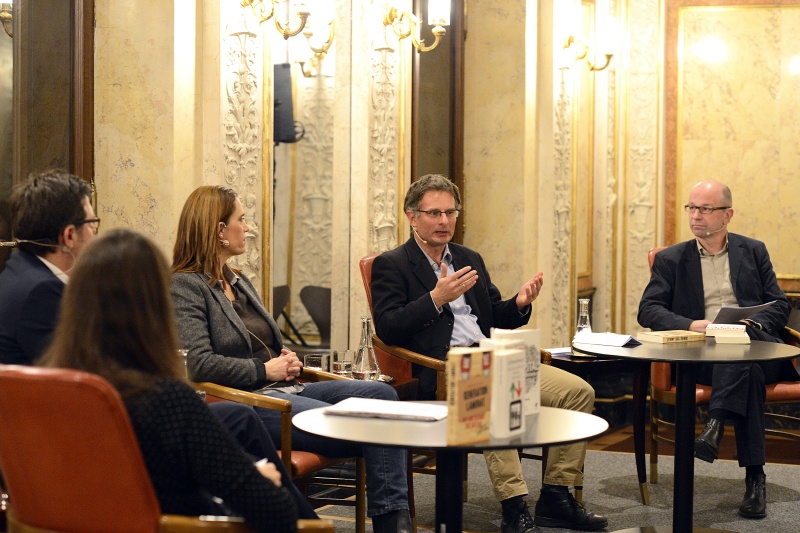 v.li. Referentin für Presse und Öffentlichkeit Universität Flensdorf und Buchautorin Kathrin Fischer, Wirtschaftsforscher und Buchautor Markus Marterbauer am Wort und Moderator Peter Zimmermann