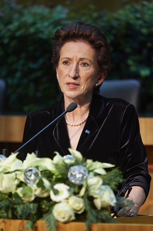 Obfrau der Allgemeinen Unfallversicherungsanstalt Renate Römer am Rednerpult