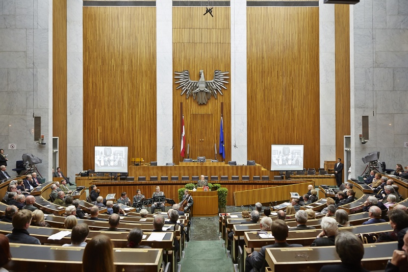 Autor Rolf M. Urrisk - Obertynski am Rednerpult