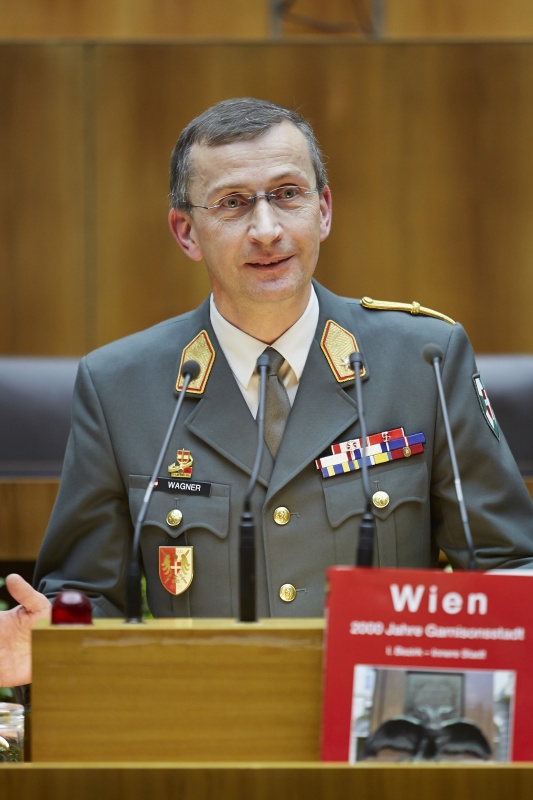 Der Militärkommandant von Wien Kurt Wagner am Rednerpult