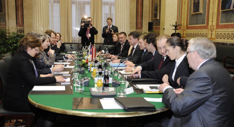 Aussprache. Linke Bildhälfte: Österreichische Delegation mit Nationalratspräsidentin Barbara Prammer (3.v.li.). Rechte Bildhälfte: Slowakische Delegation mit Ministerpräsident Robert Fico (5.v.re.)