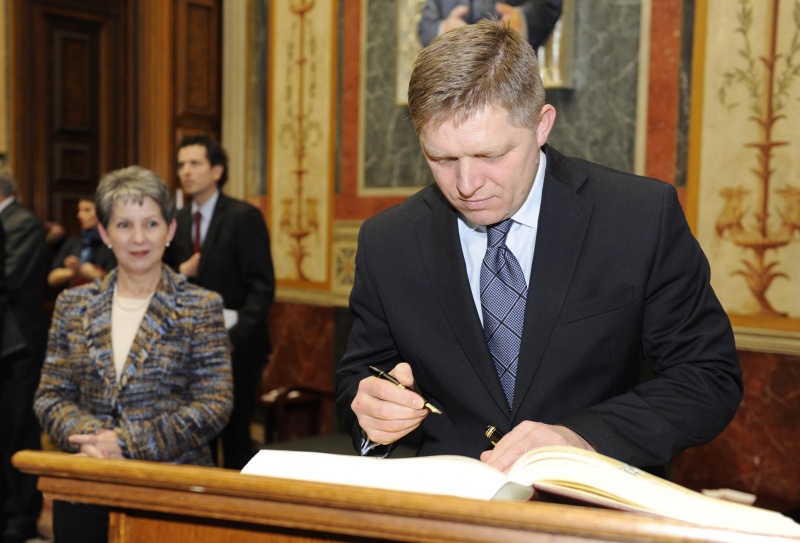 Der Ministerpräsident der Slowakischen Republik Robert Fico beim Eintrag in das Gästebuch