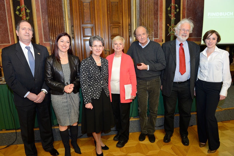 v.li. Der Botschafter des Staates Israel Aharon Shir-On, Generalsekretärin des Nationalfonds Hannah Lessing, Nationalratspräsidentin Barbara Prammer, Institut für Slawistik Univ.-Prof.in Katja Sturm-Schnabl, Schauspieler und Autor Miguel Herz-Kestranek, Institut für Zeitgeschichte Universität Wien Univ.-Prof. Gerhard Botz und Provenienzforscherin in der Albertina Pia Schölnberger