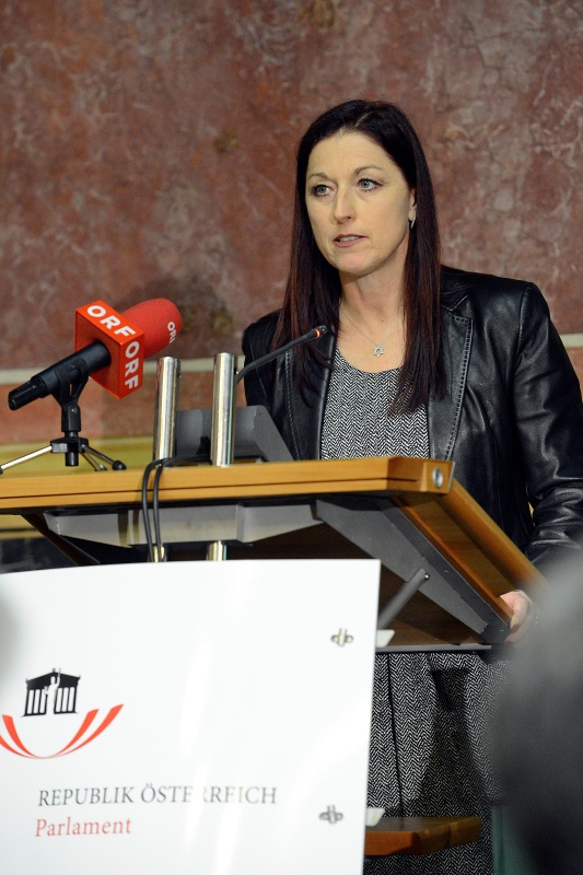 Die Generalsekretärin des Nationalfonds Hannah Lessing am Rednerpult
