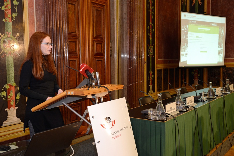 Findbuch Projektleiterin Iris Petrinja bei der Online Findbuch Vorstellung am Rednerpult