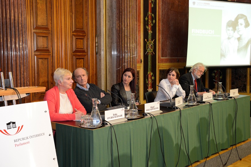 Am Podium v.li. Institut für Slawistik Univ.-Prof. Katja Sturm-Schnabl, Schauspieler und Autor Miguel Herz-Kestranek, Moderatorin und Generalsekretärin des Nationalfonds Hannah Lessing, Provenienzforscherin in der Albertina Pia Schölnberger und Institut für Zeitgeschichte Universität Wien Univ.-Prof. Gerhard Botz
