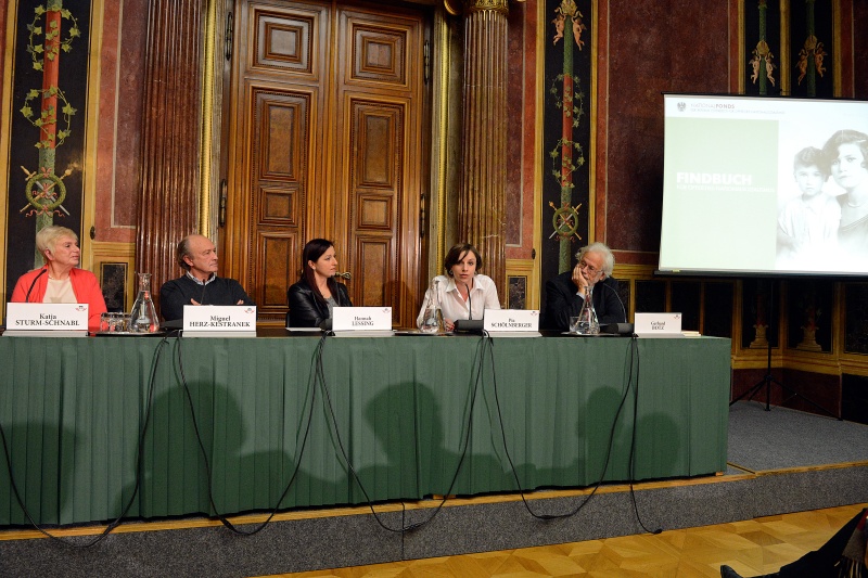 Am Podium v.li. Institut für Slawistik Univ.-Prof. Katja Sturm-Schnabl, Schauspieler und Autor Miguel Herz-Kestranek, Moderatorin und Generalsekretärin des Nationalfonds Hannah Lessing, Provenienzforscherin in der Albertina Pia Schölnberger und Institut für Zeitgeschichte Universität Wien Univ.-Prof. Gerhard Botz
