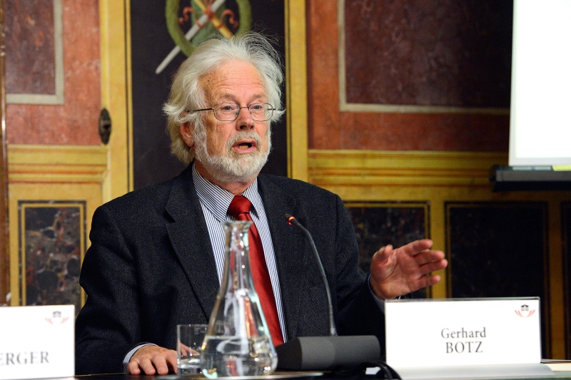 Institut für Zeitgeschichte Universität Wien Univ.-Prof. Gerhard Botz am Podium