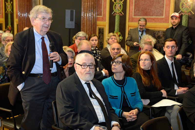 v.li. Israelischer Journalist Ari Rath am Wort, Oberrabbiner der Israelitischen Kultusgemeinde Wien Paul Chaim Eisenberg, Annette Eisenberg, Projektleiterin Findbuch Iris Petrinja und Findbuch Projektmitarbeiter Peter Stadlbauer