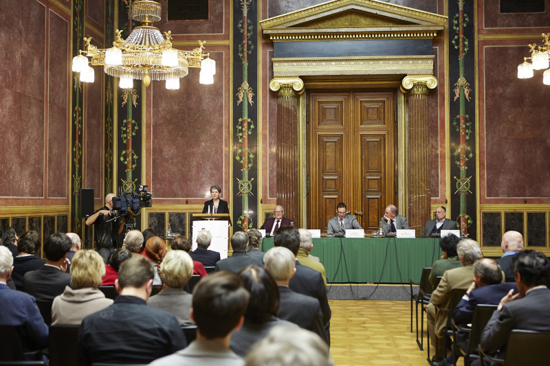 Nationalratspräsidentin Barbara Prammer am Rednerpult. Am Podiumv.li.: Manfried Welan, Universität Wien Stefan Gschiegl, Universität Wien Theo Öhlinger und Institut für Staatswissenschaft Karl Ucakar