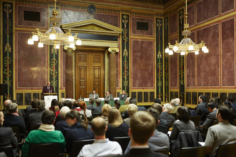 Manfried Welan am Rednerpult. Am Podium v.li.:Universität Wien Stefan Gschiegl, Universität Wien Theo Öhlinger und Institut für Staatswissenschaft Karl Ucakar