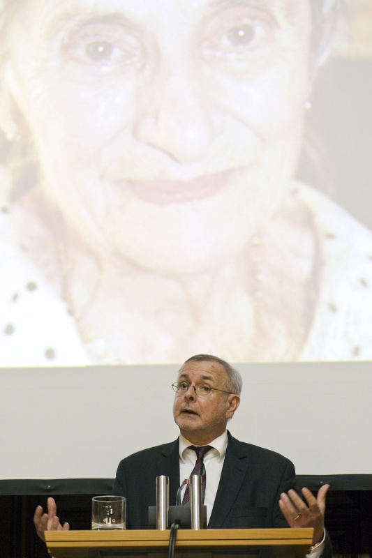 Universitätsprofessor Oliver Rathkolb am Rednerpult