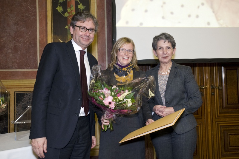 v.li.: ORF-Generaldirektor Alexander Wrabetz, Preisträgerin Bettina Hellein, stellvertretend für das Zukunftsforum Windhaag und Nationalratspräsidentin Barbara Prammer