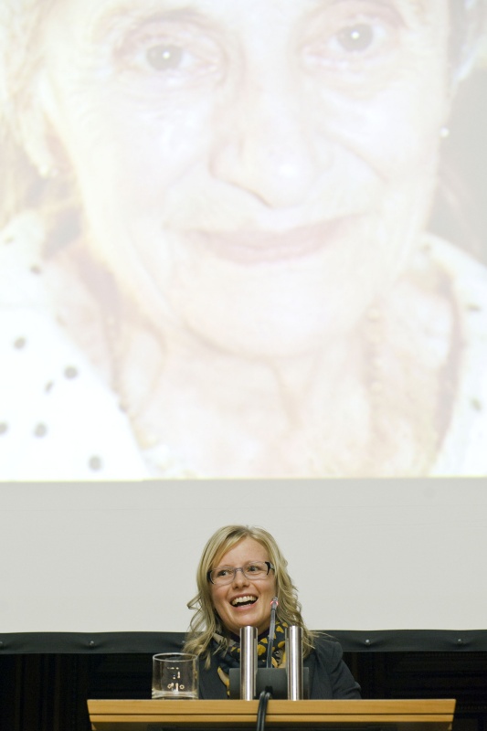 Preisträgerin Bettina Hellein, stellvertretend für das Zukunftsforum Windhaag, bei ihrer Dankesrede