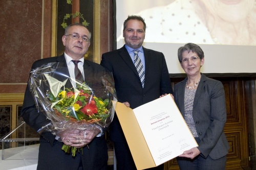 v.li.: Oliver Rathkolb, Preisträger Willi Mernyi, stellvertretend für das Mauthausen Komitee und Nationalratspräsidentin Barbara Prammer