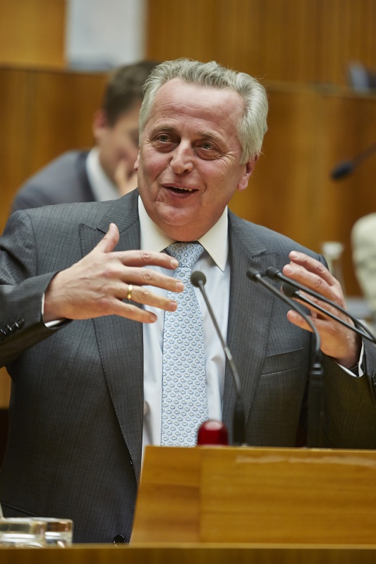 Sozialminister Rudolf Hundstorfer am Rednerpult