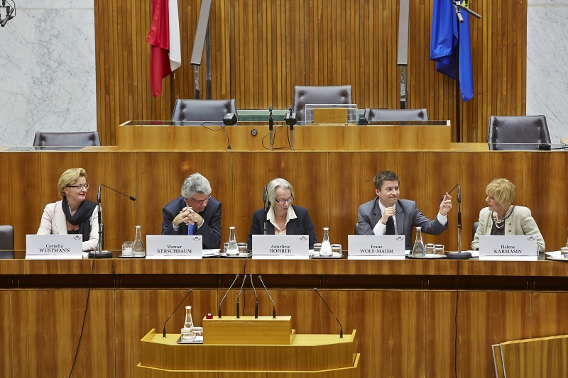 Podium v.li: Universität Graz Cornelia Wustmann, der Generalsekretär des Österreichischen Roten Kreuzes Werner Kerschbaum, Journalistin Anneliese Rohrer, der Geschäftsführer des Österreichischer Intergrationsfonds Franz Wolf-Maier und Motivforscherin Helene Karmasin