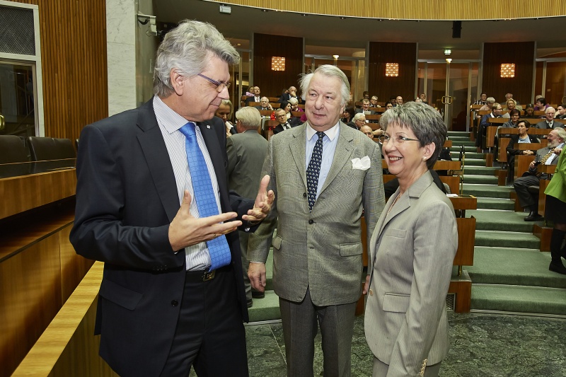 v.re.: Nationalratspräsidentin Barbara Prammer im Gespräch mit dem Generalsekretär des Österreichischen Roten Kreuzes Werner Kerschbaum und Hrn.Kamler-Wild