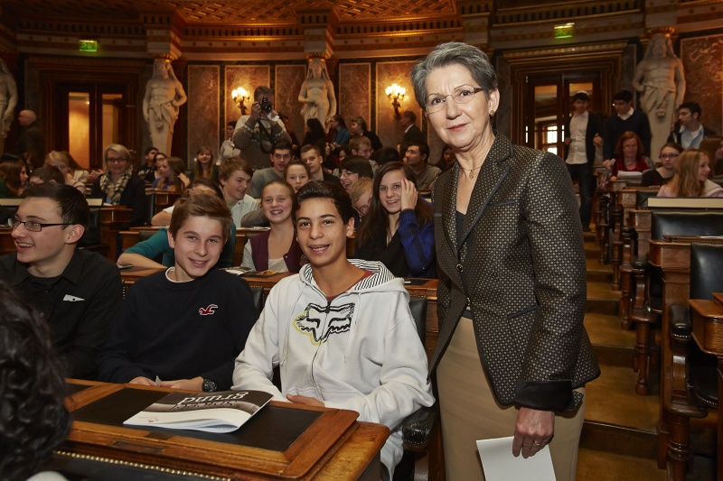 Nationalratspräsidentin Barbara Prammer bei den SchülerInnen