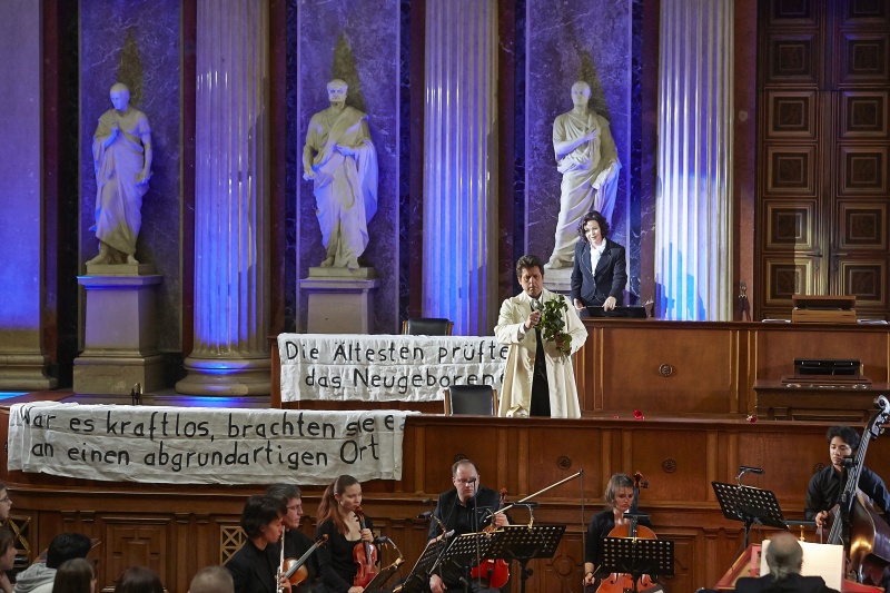 v.li.: Bass Robert Holzer und Sopranistin Katerina Beranova. Im Vordergrund das Orchester.