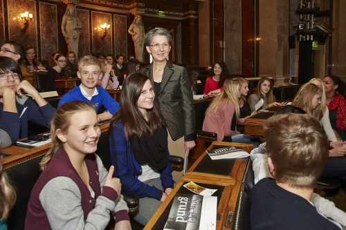 Nationalratspräsidentin Barbara Prammer bei den SchülerInnen